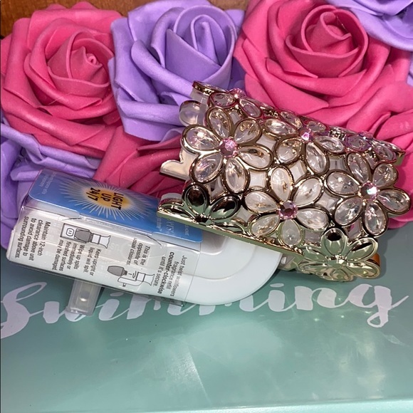 GEMSTONE FLOWERS NIGHTLIGHT
Wallflowers Plug In - Picture 4 of 11